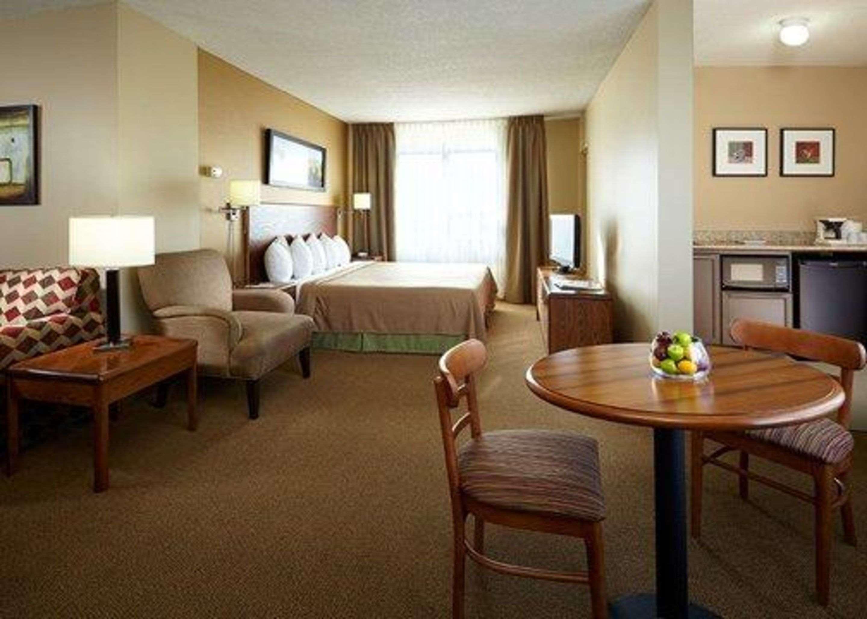 Quality & Pe Trudeau Airport Hotel 3*