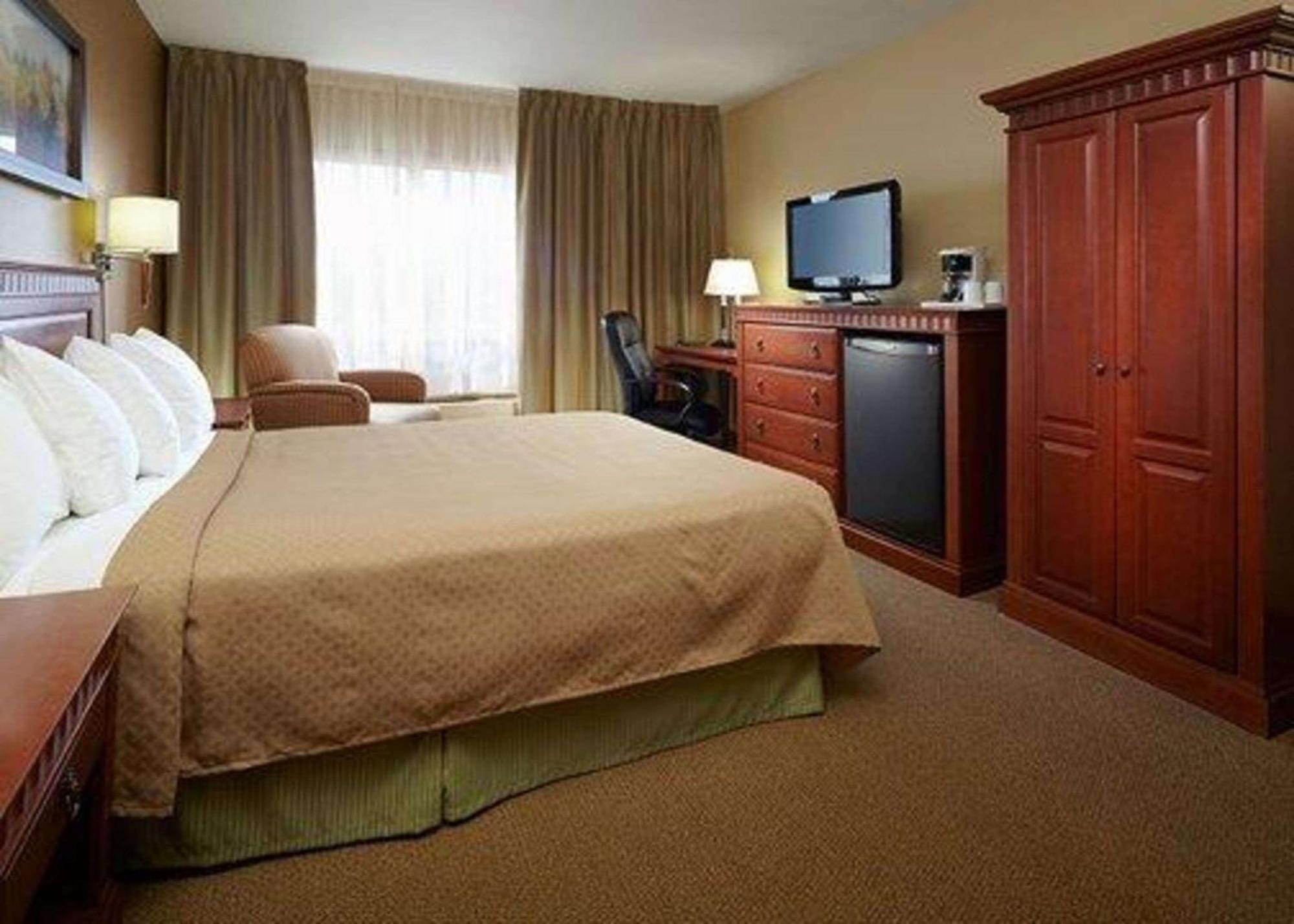 Hotel Quality & Pe Trudeau Airport