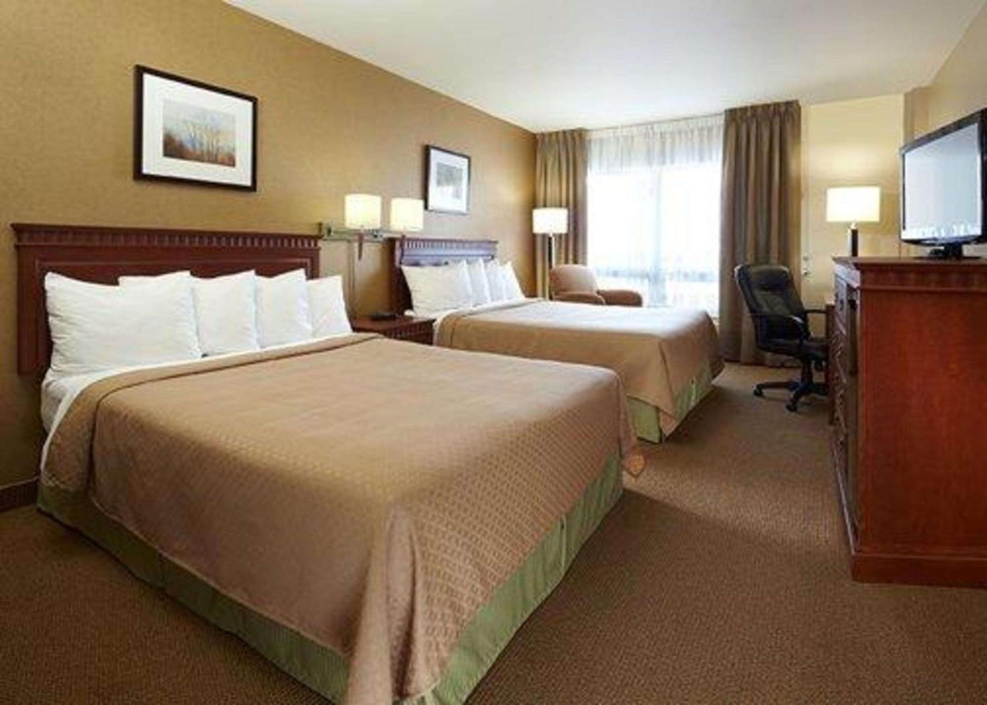 Hotel Quality & Pe Trudeau Airport 3*