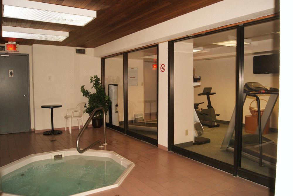 Hotel Quality & Pe Trudeau Airport