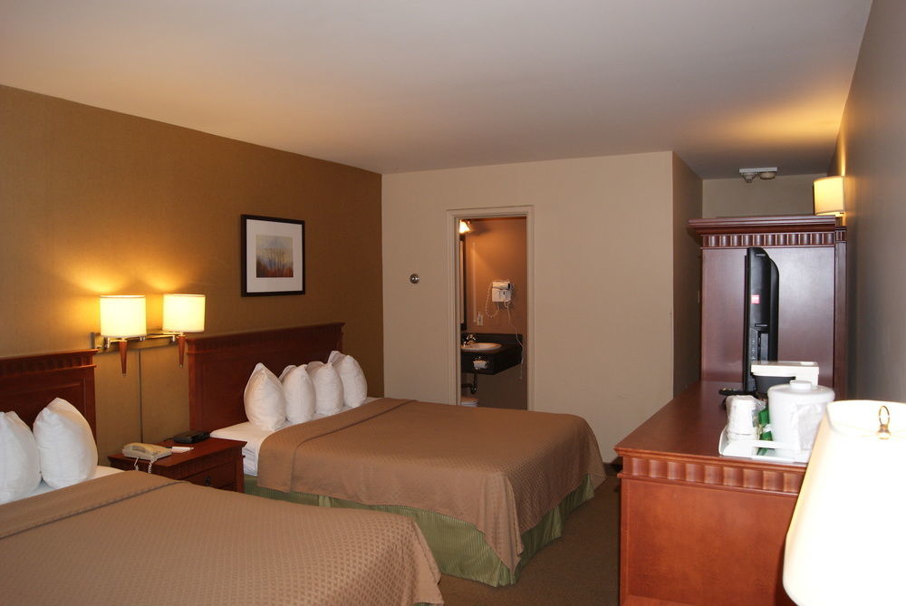 Hotel Quality & Pe Trudeau Airport 3*