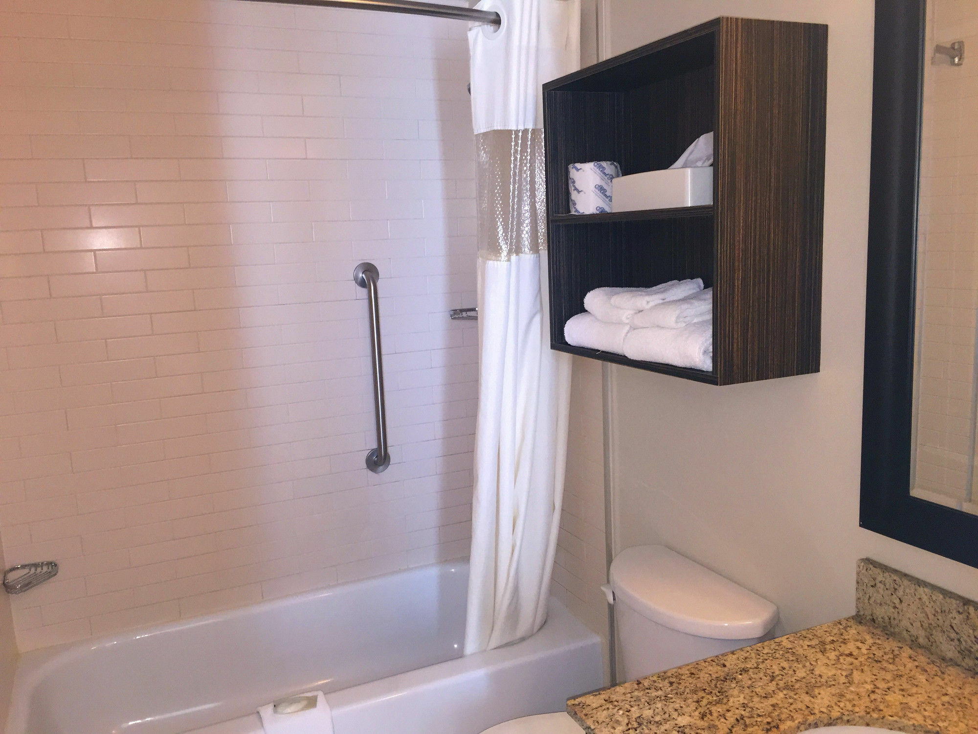 Hotel Quality & Pe Trudeau Airport 3*